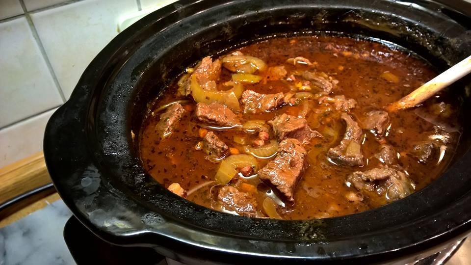 Low-Carb Rindergulasch aus dem Slow-Cooker